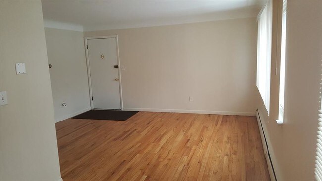 Building Photo - 327 Lysander St
