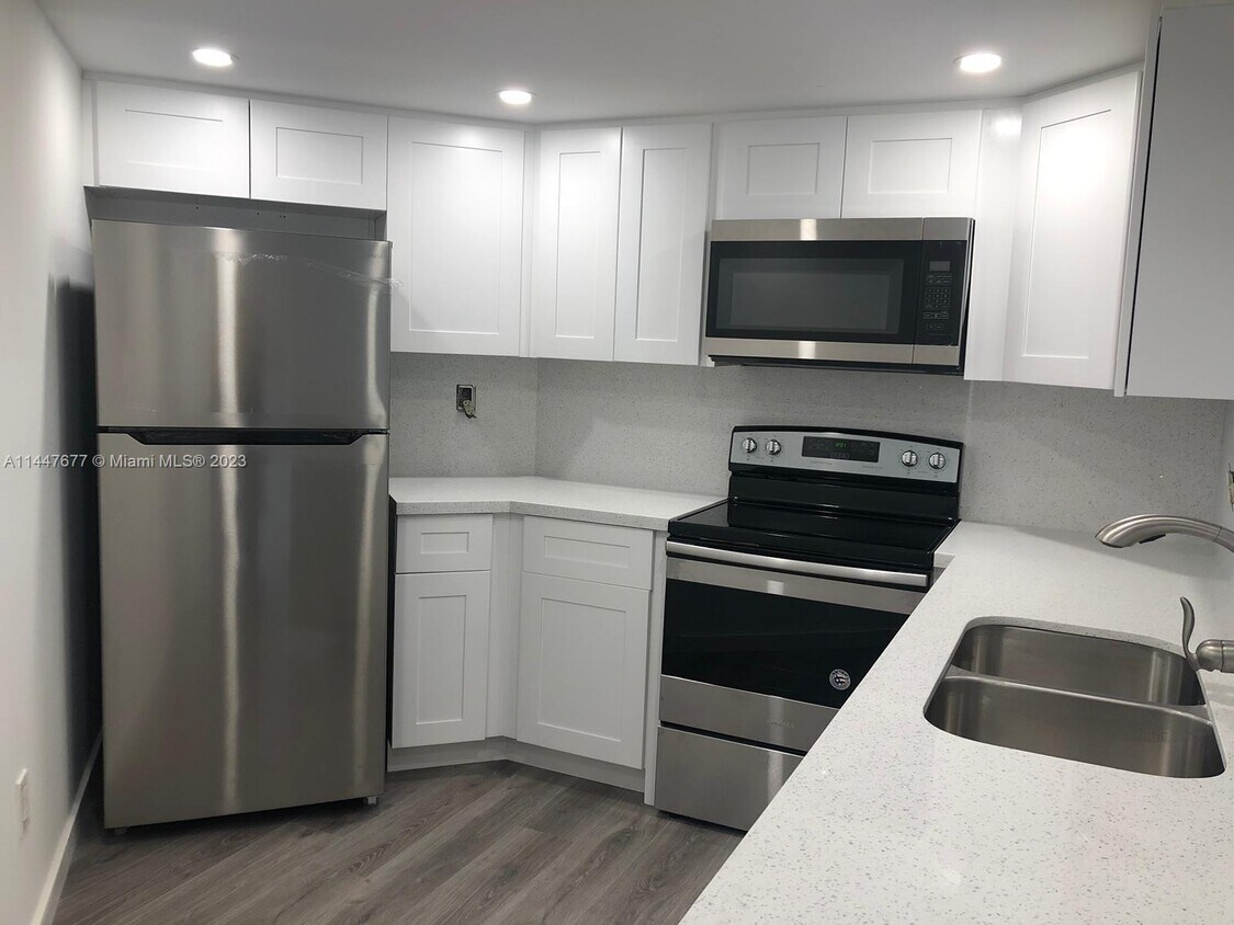 Foto principal - 9421 Fontainebleau Blvd