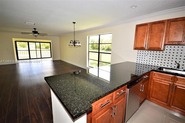 Foto del edificio - 7944 Eastlake Dr