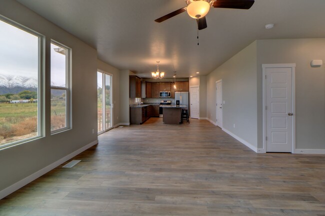 Building Photo - Home in Newer Spanish Fork Development!