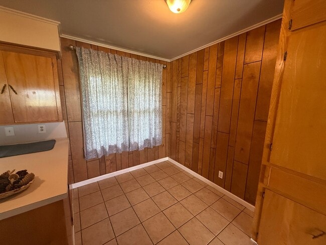 Building Photo - Stunning 3 bedroom, 1.5 Bath in Tulsa