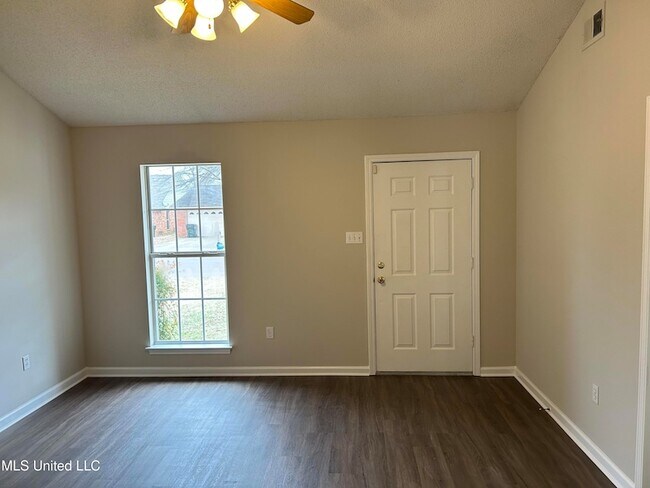 Foto del edificio - 5371 Bradley Dr