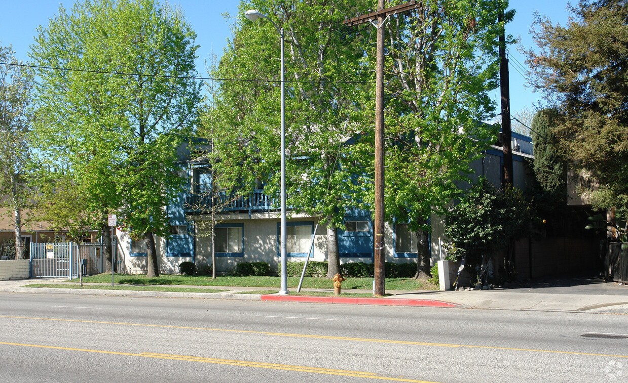 Building Photo - 6925 Woodman Ave