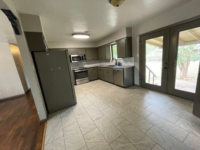 Foto del edificio - 3829 NW Ferris-COMING SOON!