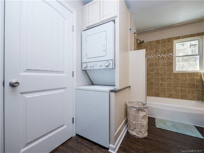 Building Photo - 305 S Spargo St