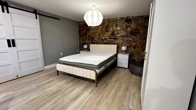 Foto del edificio - 7509 Lakeshore Dr