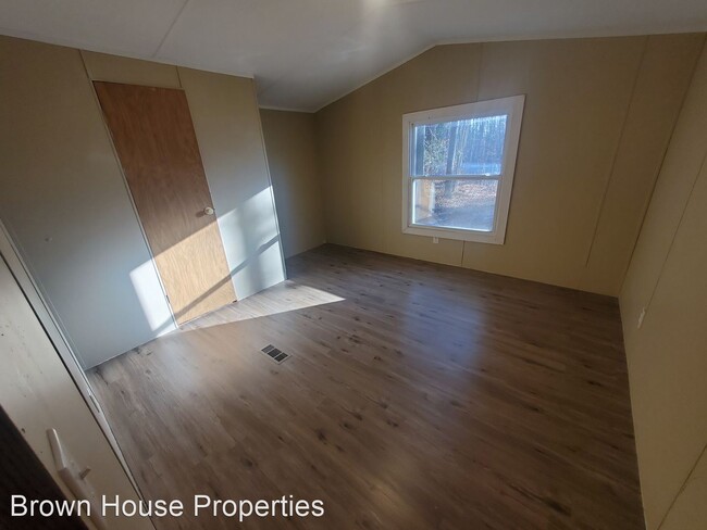 Building Photo - 3 br, 1 bath House - 591 Hinckley Rd