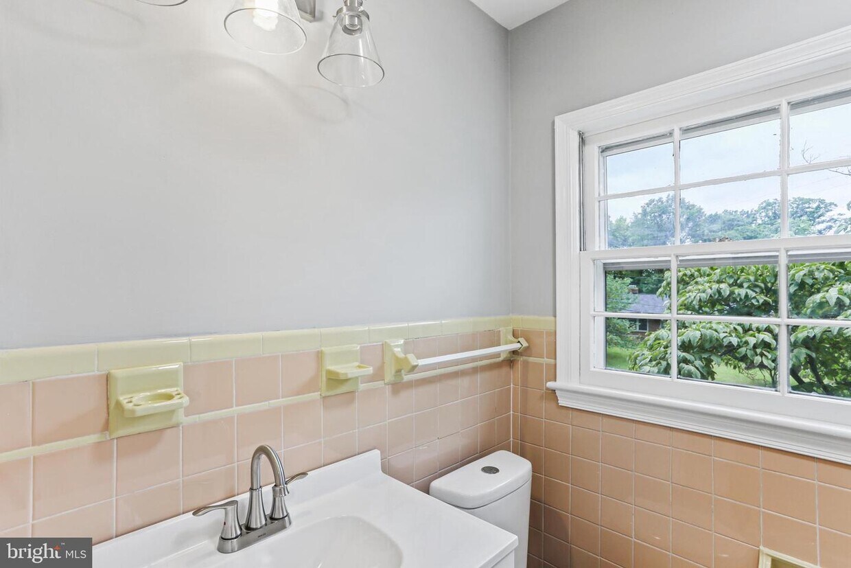 Foto principal - 8603 Laverne Dr