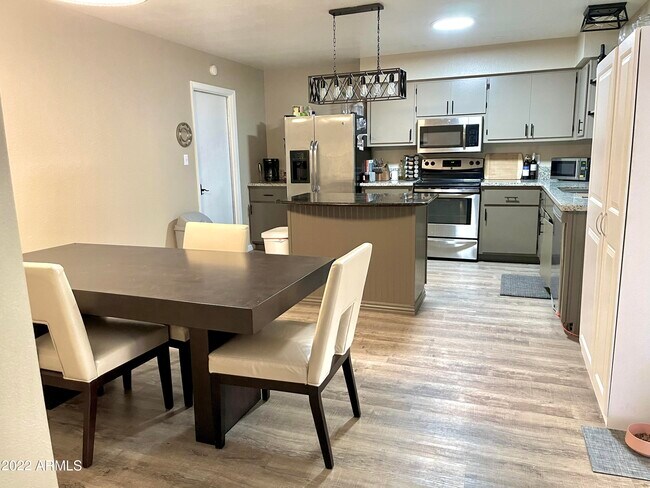 Foto del edificio - 812 N 86th Pl