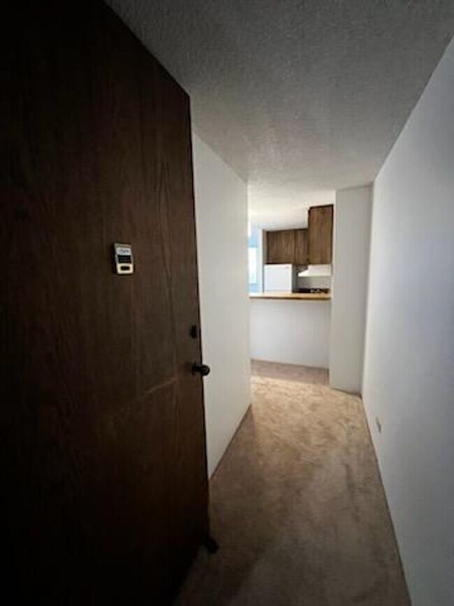 Foto del edificio - Pearlridge Square Large Studio with AC, Washer/Dryer, and Reserved Parking Stall