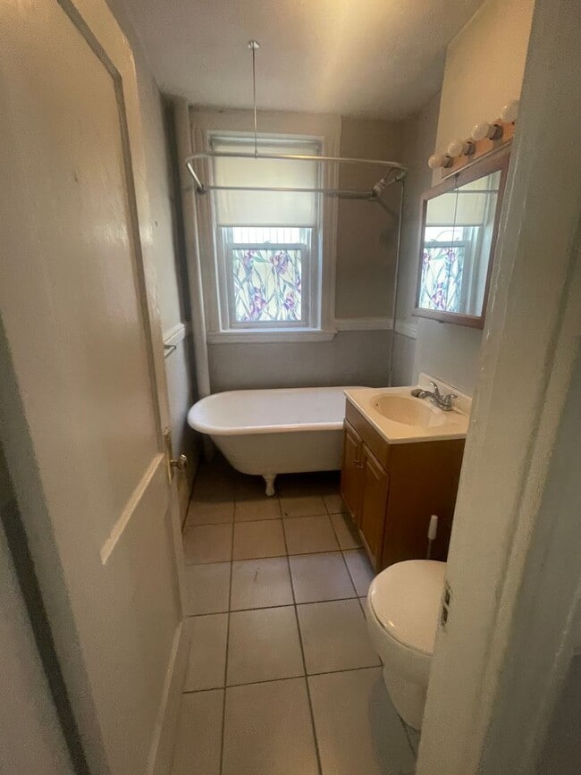 Photo - Split 2 Bed -With New Kit and Bath -Heat Inc -No Feer Stuidents Ok -Close to green line House