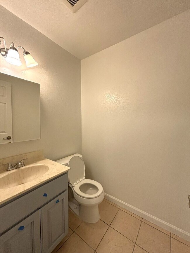 Foto del edificio - Beautifully Updated 4-Bedroom, 2.5-Bath To...