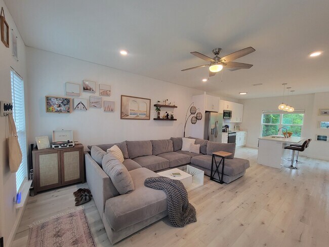 Building Photo - 652 Helen Ave