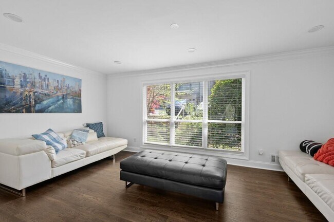 Foto del edificio - 1744 Woodcliff Pl NE