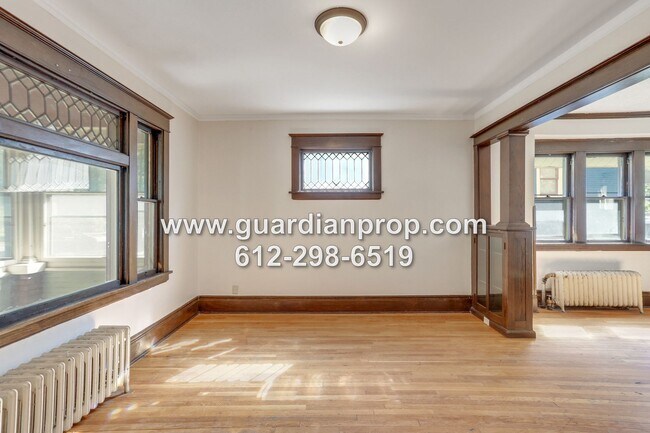 Foto del edificio - Large House in Hamline Midway Available October 1st, Original Woodwork, Updated Kitchen & Baths, ...