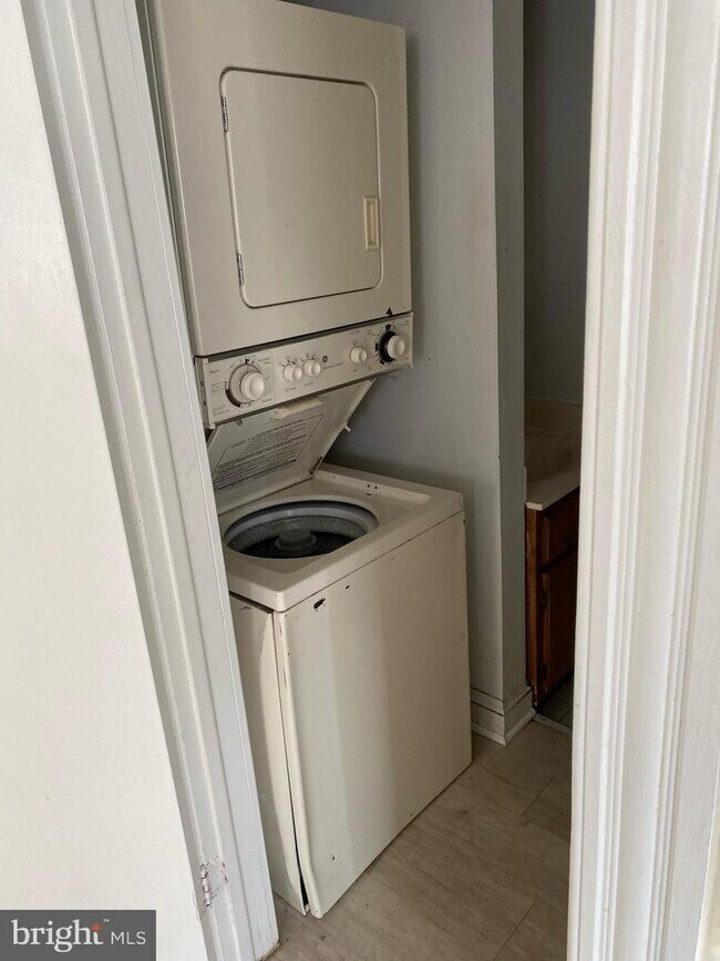 Building Photo - 914 Light St