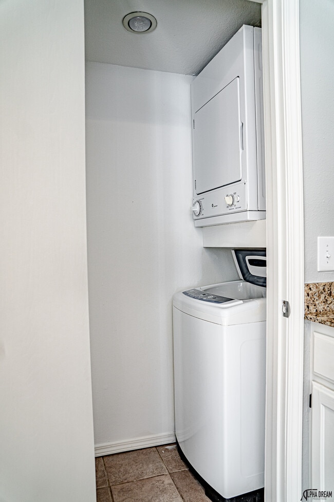 Building Photo - 1370 Oakland Ave