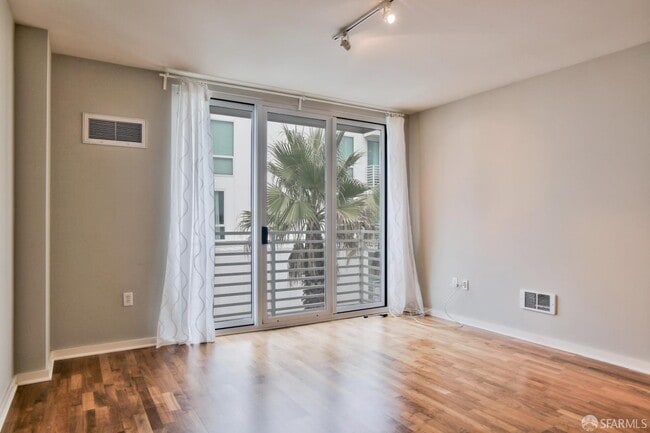 Building Photo - 555 4th St