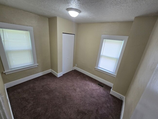 Building Photo - 2 Bedroom House