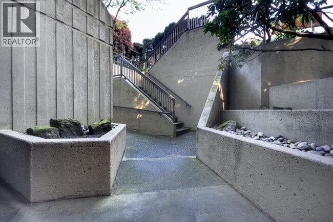 Building Photo - 1040 Pacific St