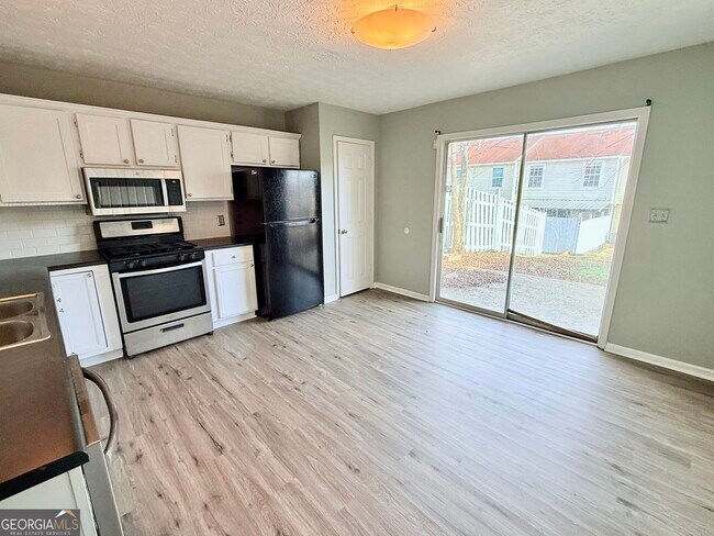 Building Photo - 420 Bainbridge Dr