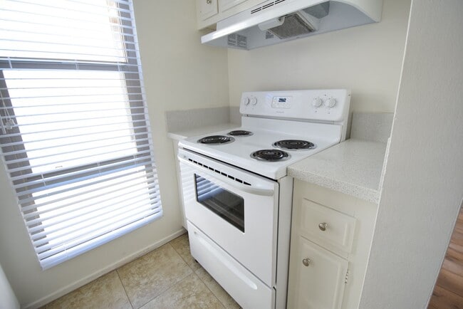 Building Photo - 11310 Camarillo St