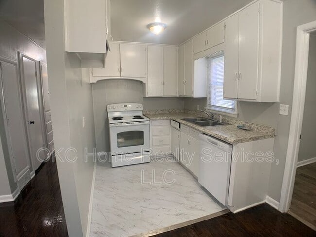 Building Photo - 3117 N Lindsay Ave