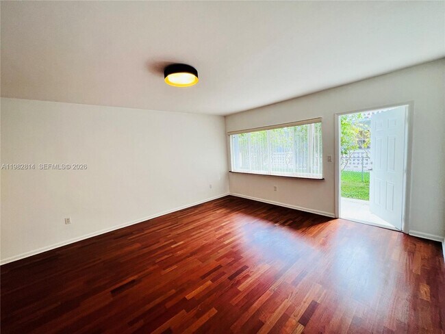 Building Photo - 2033 Calais Dr