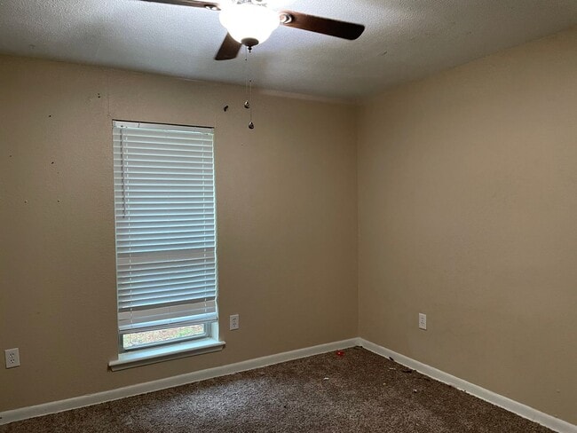 Building Photo - 3/2/2 plus bonus room WOISD