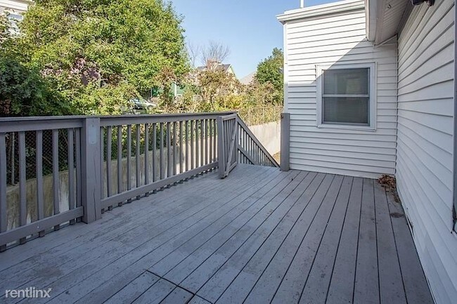 Building Photo - 3 br, 1 bath  - 15 Munroe St # 1