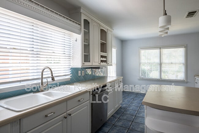 Building Photo - 1205 Spring Valley Ln NE