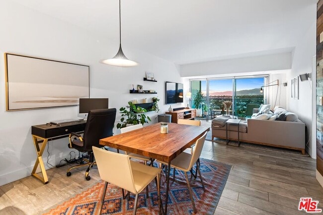 Building Photo - 13700 Marina Pointe Dr