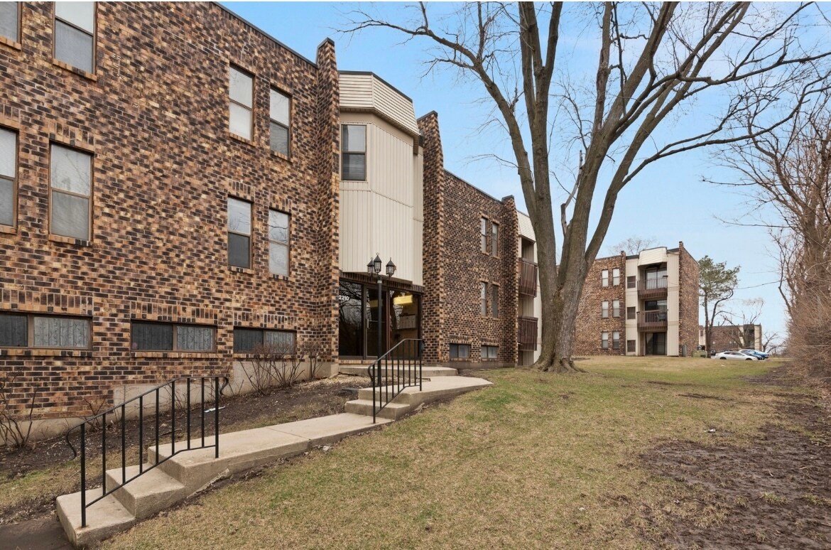 Primary Photo - 2210 Country Club Dr