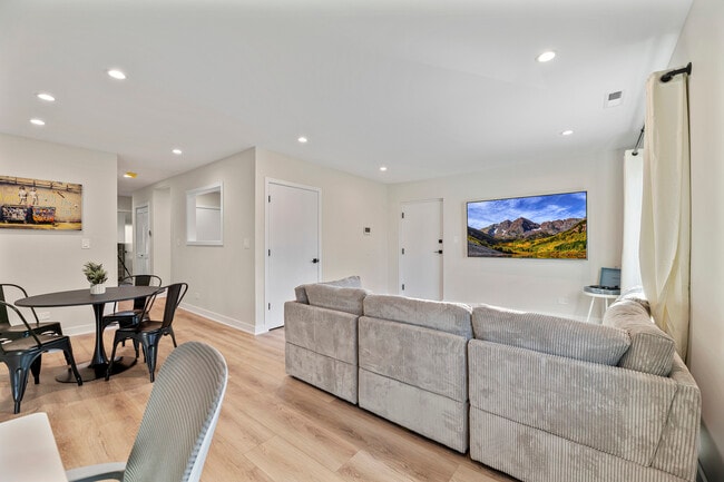 Foto del edificio - 7109 N Western Ave