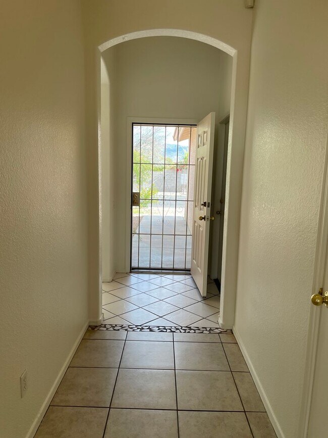 Building Photo - Large 3 Bedroom! Master Bedroom w/ Sitting Room!