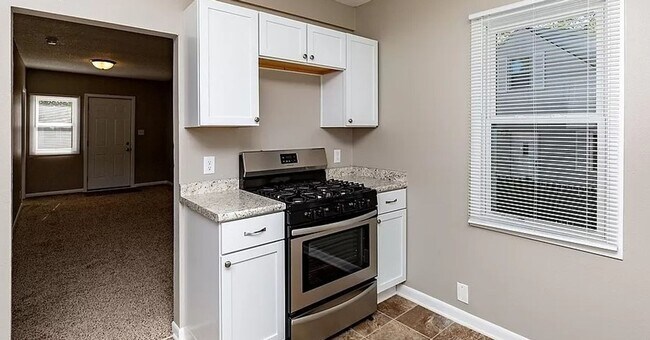 Building Photo - 2 Bedroom Home with large yard!