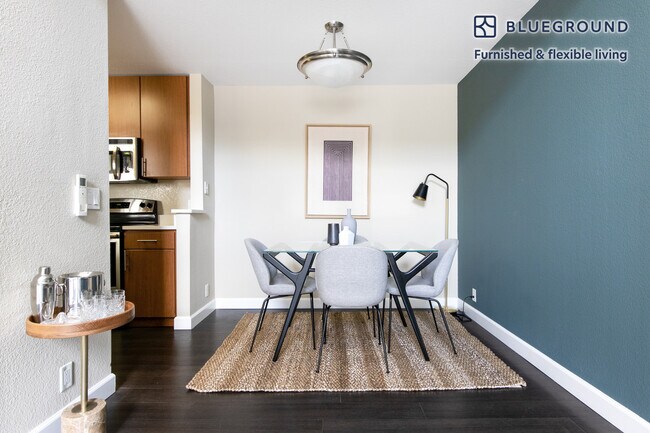 Foto del edificio - 900 Pepper Tree Ln