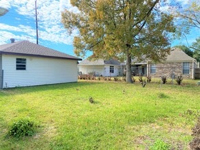 Building Photo - 803 Dogwood Ln