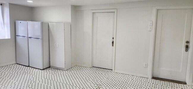 Building Photo - 382 Wall St