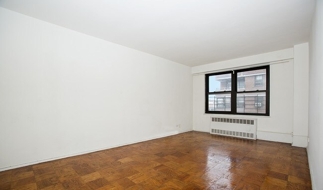 Building Photo - 425 Grand St