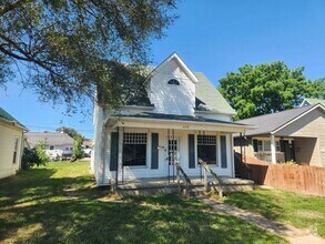 Building Photo - 208 Town St