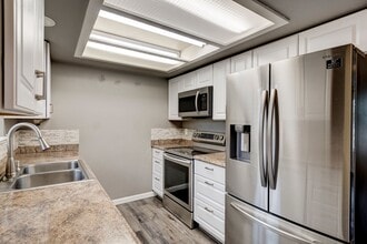 Building Photo - 692 NW Hiyu Dr