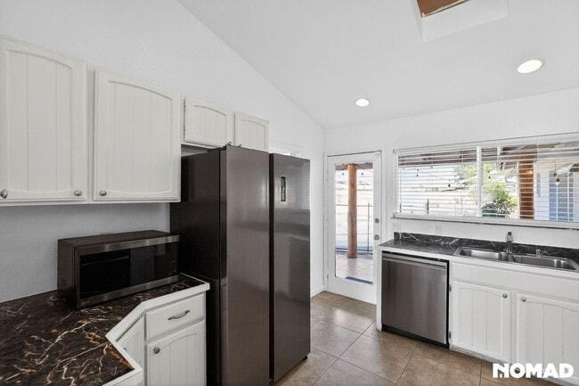 Building Photo - 1636 W Taro Ln