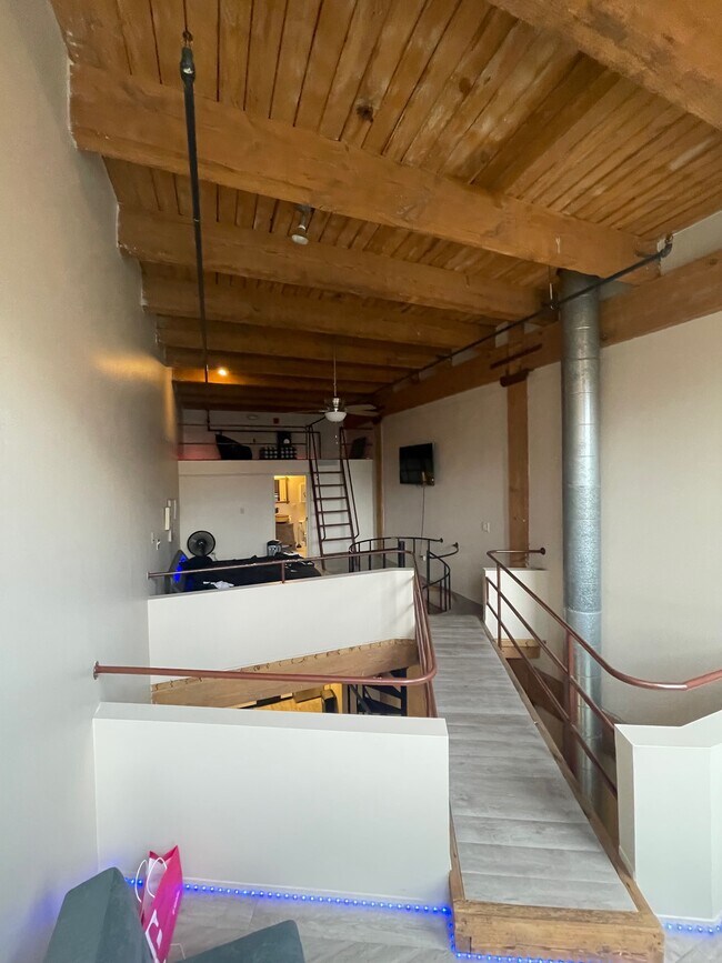 Building Photo - 2409 N Surrey Ct