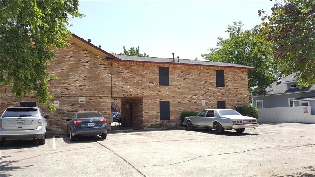Primary Photo - 1108 N Elm St