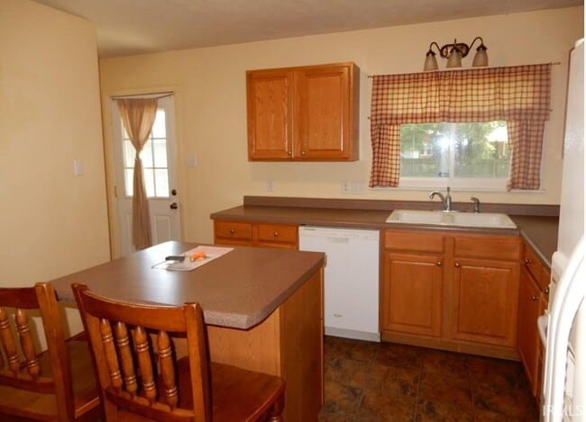 Building Photo - 1840 Woodland Ave