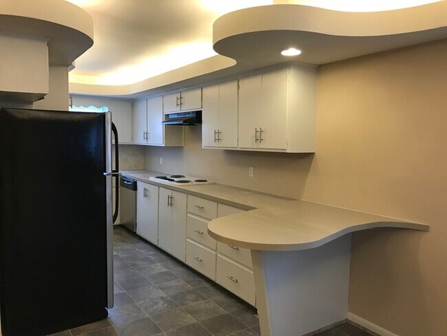 Building Photo - Cute Spacious Multi-Level Home