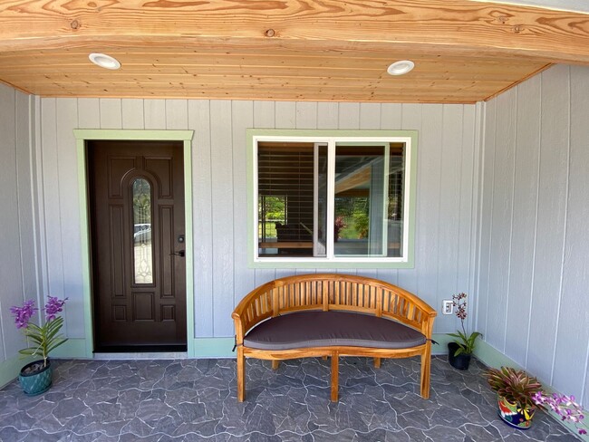 Foto del edificio - 3-Bed, 2-Bath Custom Furnished Home-Turn K...