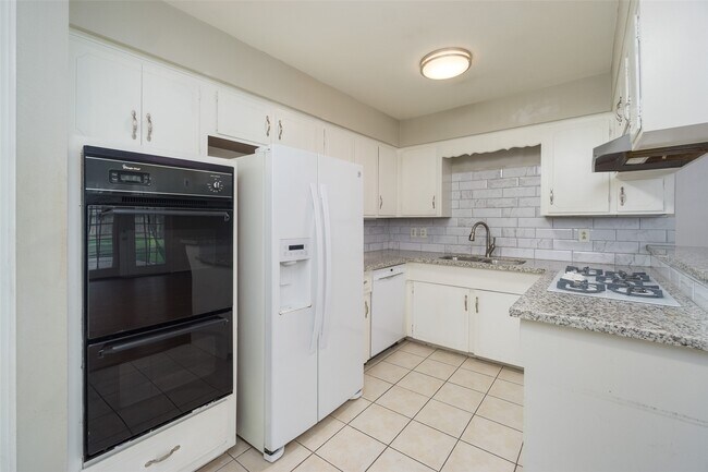 Building Photo - 2119 Williamsburg Ct S