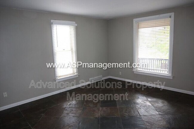 Building Photo - 671 600 E